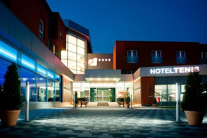 Hotel Tenis Зволен Екстериор снимка
