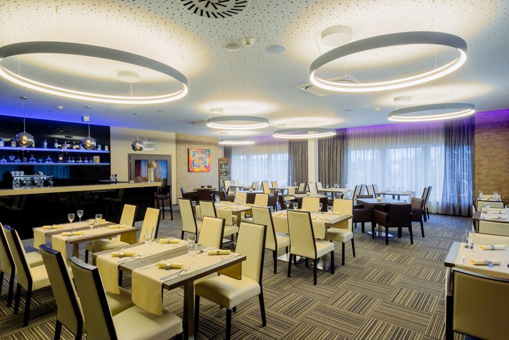 Hotel Tenis Зволен Екстериор снимка