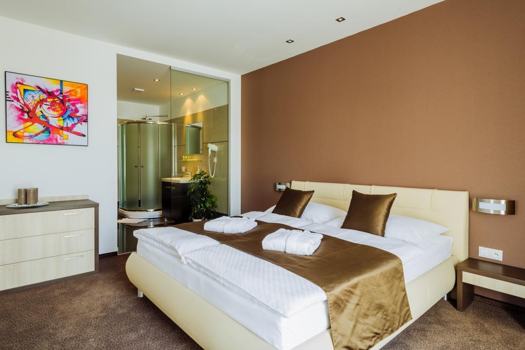 Hotel Tenis Зволен Екстериор снимка