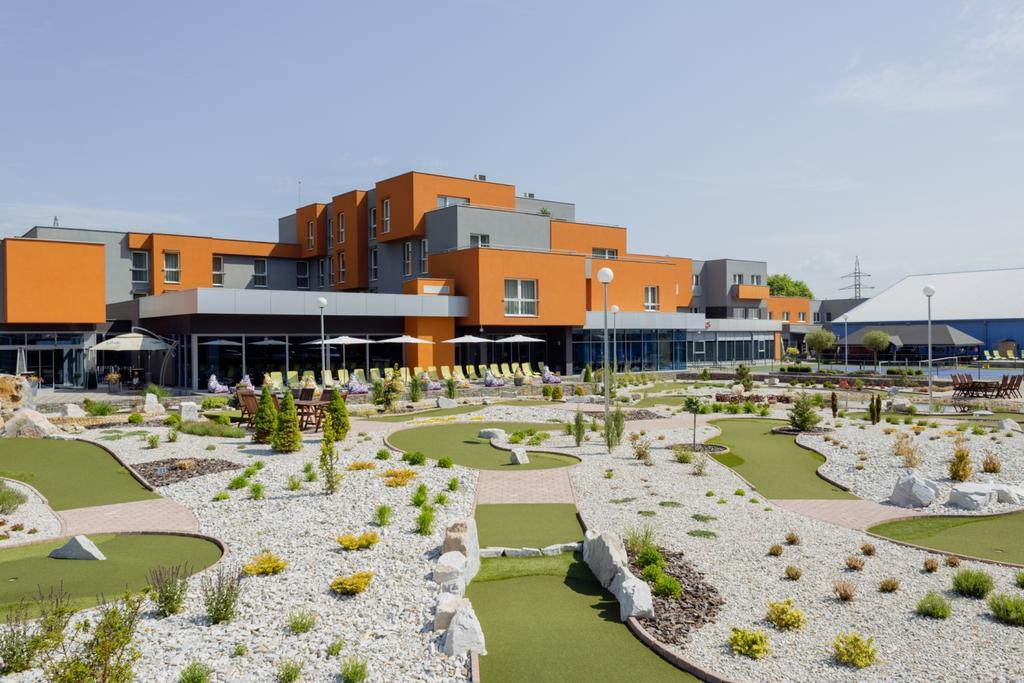 Hotel Tenis Зволен Екстериор снимка