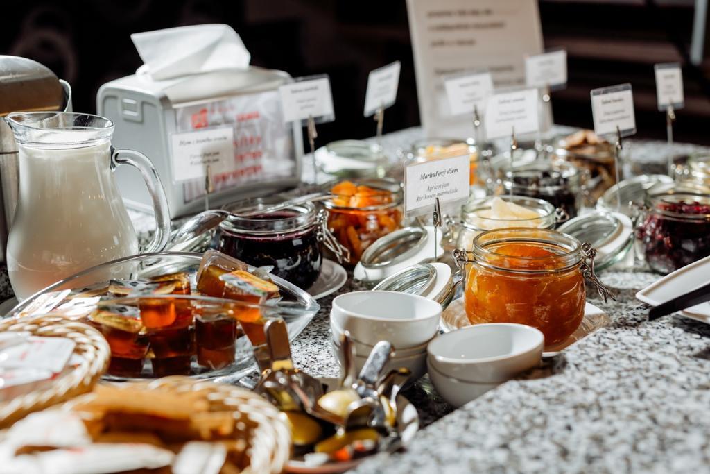 Hotel Tenis Зволен Екстериор снимка