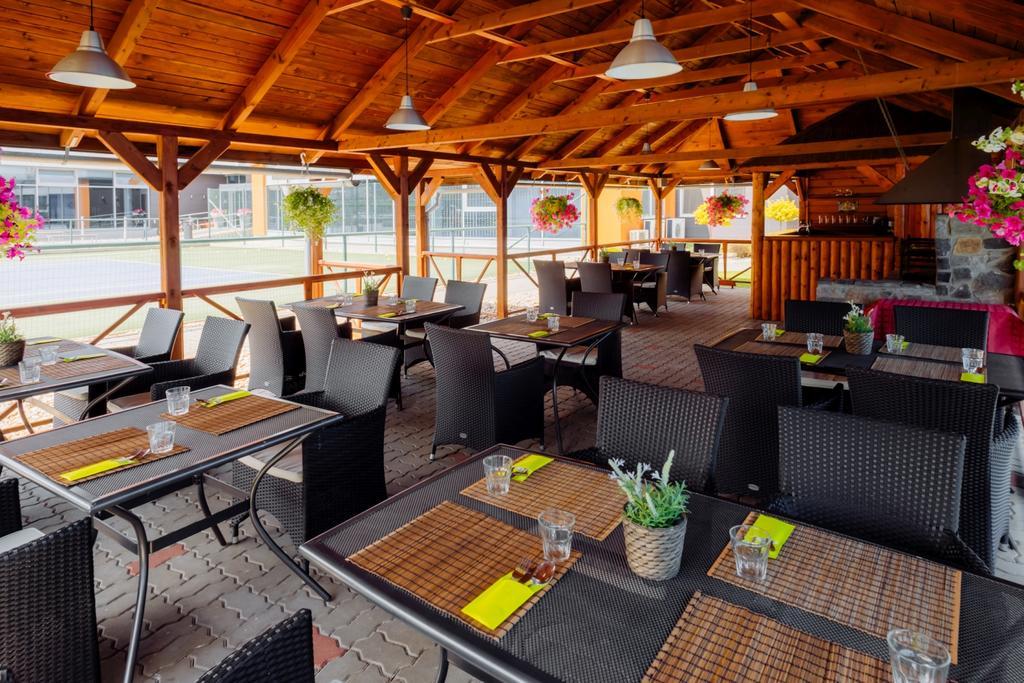 Hotel Tenis Зволен Екстериор снимка