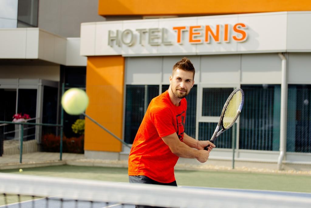 Hotel Tenis Зволен Екстериор снимка
