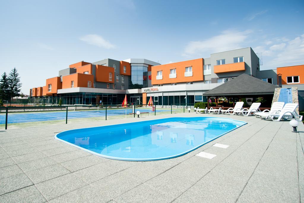 Hotel Tenis Зволен Екстериор снимка